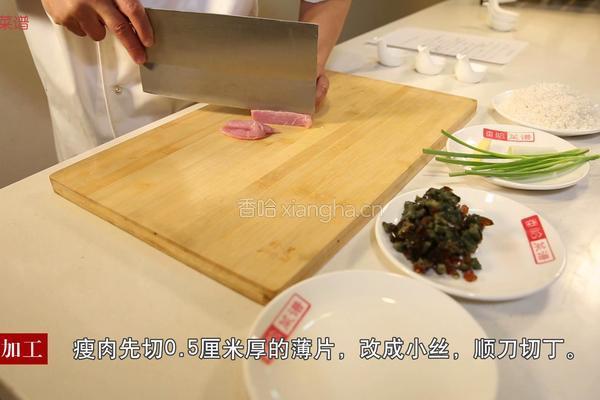 皮蛋瘦肉粥的做法图解2