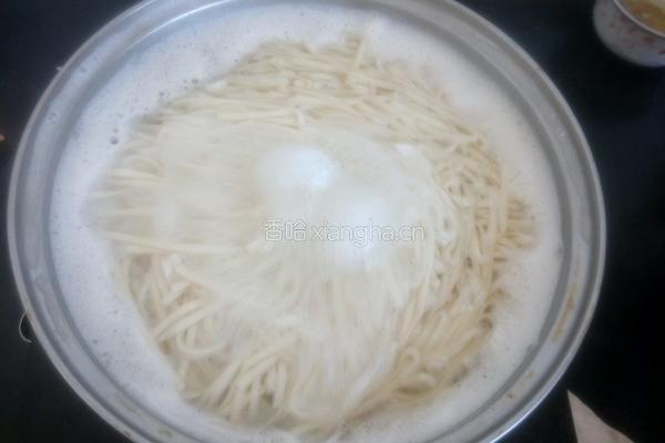 西红柿鸡蛋拌面的做法图解3