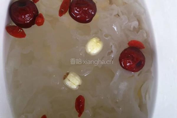 红枣银耳莲子汤的做法图解2