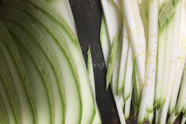 西葫芦炒肉丝的做法图解2