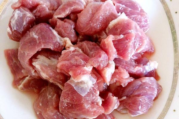 梅花肉焖小土豆的做法图解1