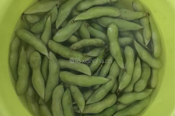 盐水香辣毛豆的做法图解1