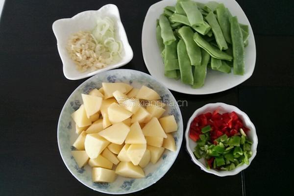 土豆炖豆角的做法图解1