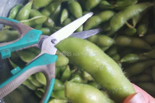 盐水五香毛豆的做法图解1