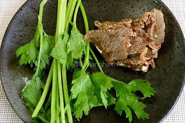 芹菜牛肉粥的做法图解2
