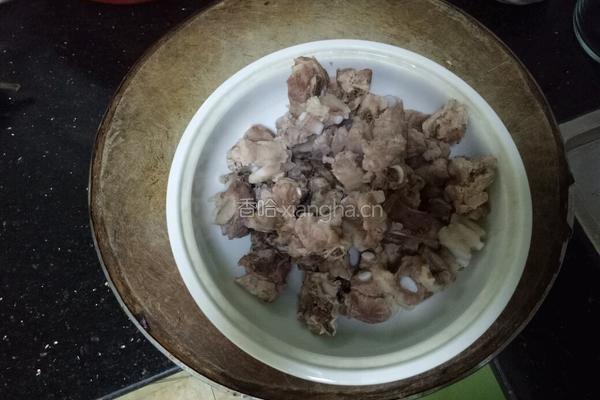青椒排骨的做法图解1