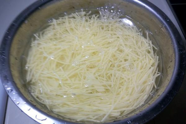 韭菜土豆丝的做法图解2