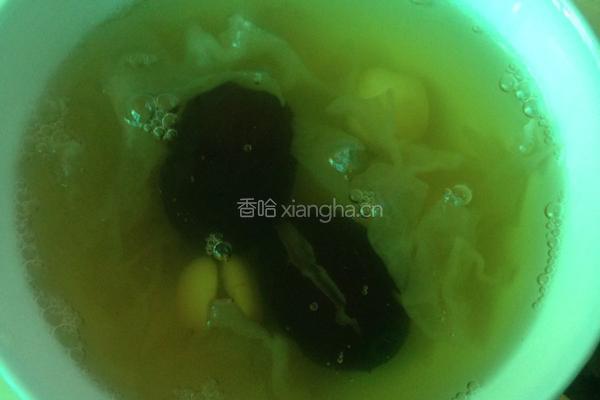 冰糖银耳红枣莲子汤的做法图解5