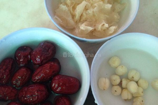 冰糖银耳红枣莲子汤的做法图解2