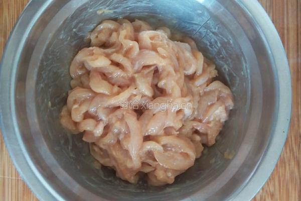 洋葱炒鸡肉条的做法图解1