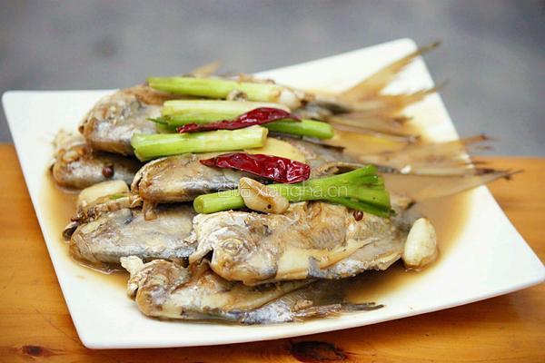 家常烧小鲳鱼