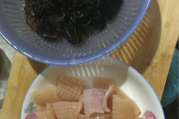 洋葱爆鱿鱼的做法图解1