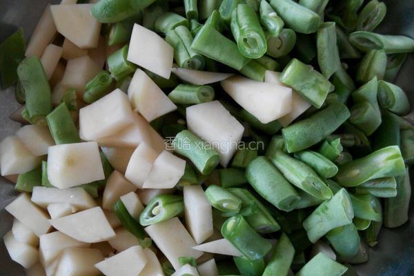 豆角土豆肉丁饭的做法图解1