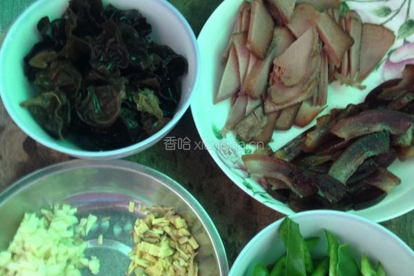 木耳炒腊肉的做法图解2