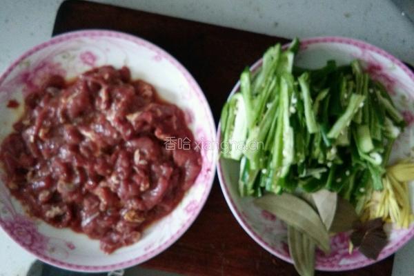 尖椒炒牛里脊肉的做法图解1