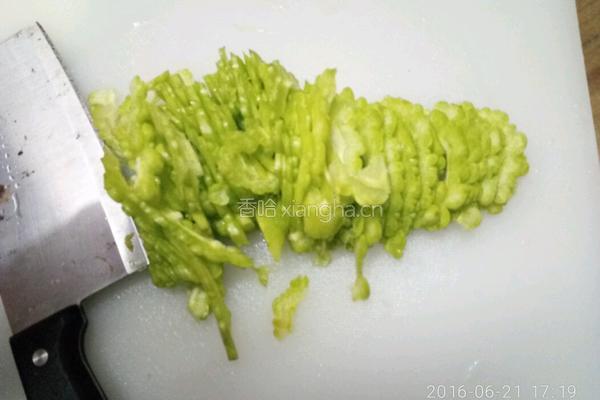 电饭锅苦瓜煎蛋的做法图解1
