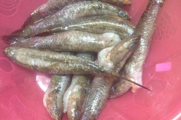 黄芪沙参白茯苓芡实薏米鱼汤的做法图解1
