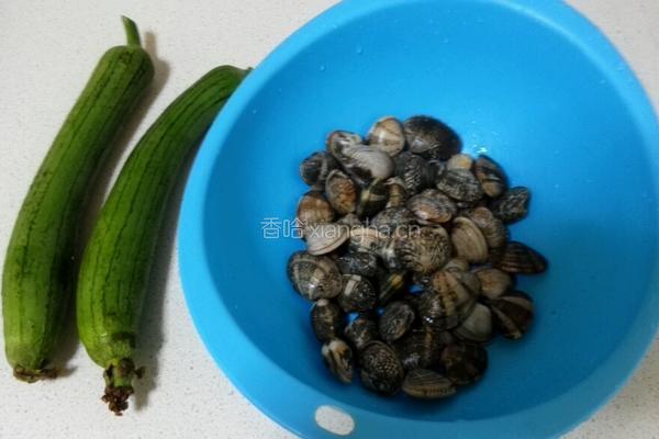 丝瓜炒花蛤的做法图解1
