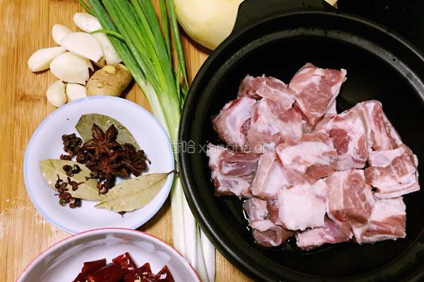 川味土豆烧排骨的做法图解1