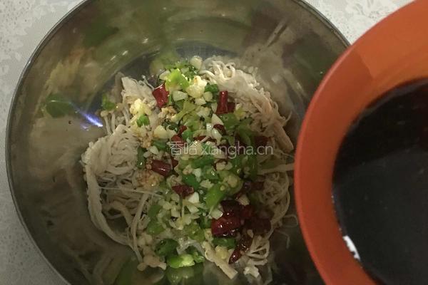 油泼金针菇的做法图解5