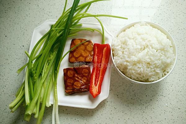 芹菜香干炒饭的做法图解1
