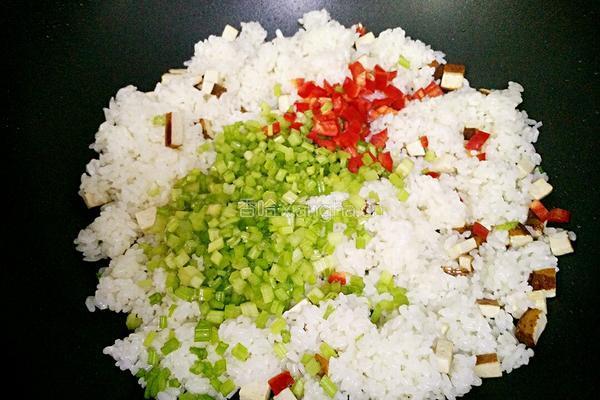 芹菜香干炒饭的做法图解7
