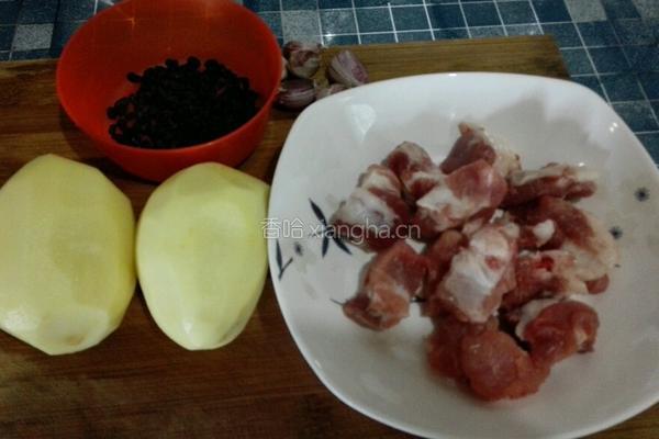 清蒸土豆排骨的做法图解1
