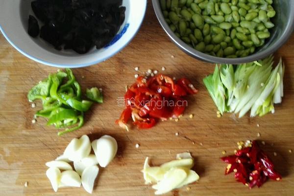 毛豆炒木耳的做法图解1