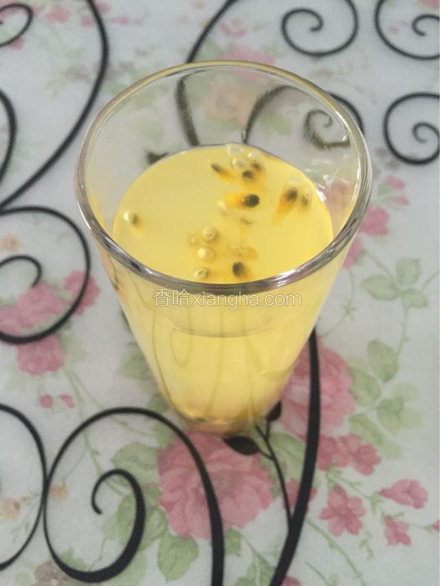 简简单单的几步，一杯营养丰富又好喝的百香果蜂蜜水就做好了！