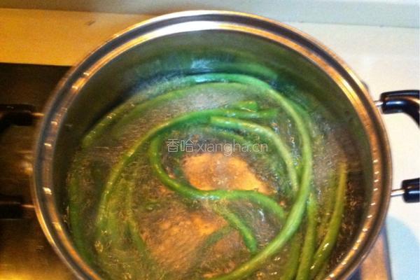蒜香熬汁凉拌缸豆的做法图解2