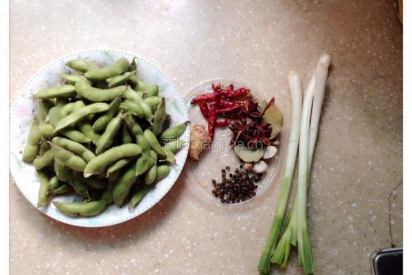 水煮毛豆的做法图解1
