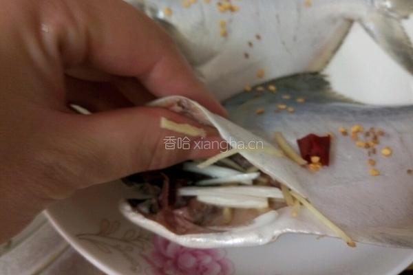 清蒸小白鲳鱼的做法图解4