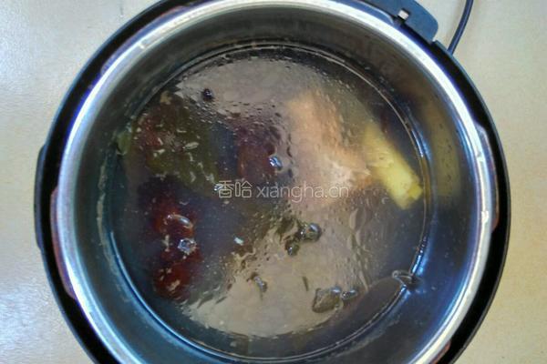 海带木耳大骨汤的做法图解3