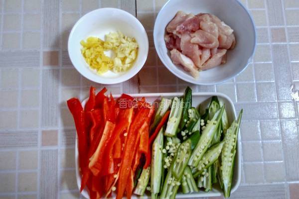 五花肉爆秋葵的做法图解1