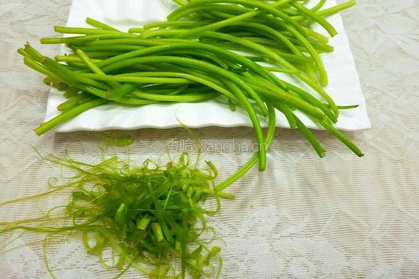 红薯梗炒五花肉的做法图解2