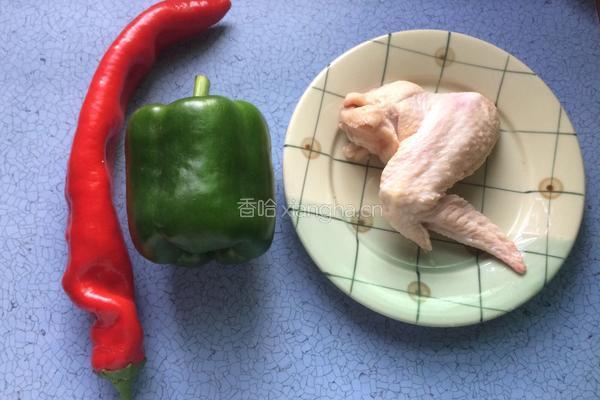 圆椒炒鸡翅的做法图解1