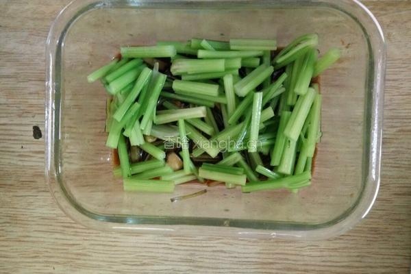 香芹花生米的做法图解2