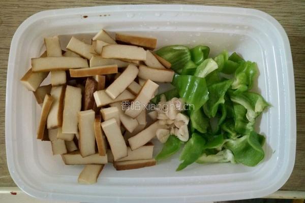 甜椒炒豆腐干的做法图解1