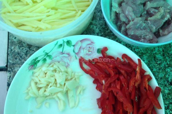 土豆丝炒瘦肉的做法图解2