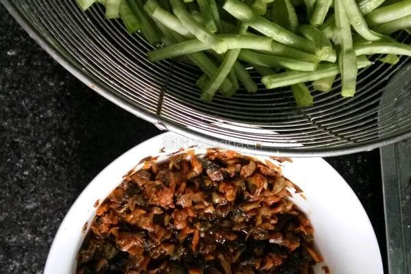 梅干菜炒豇豆的做法图解1