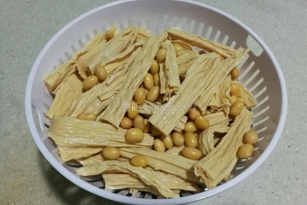 腐竹黄豆焖排骨的做法图解1