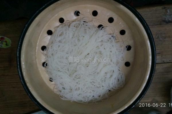 胡萝卜鸡蛋炒粉的做法图解3