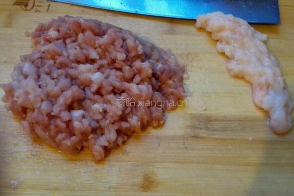 胡萝卜猪肉馅水饺的做法图解1