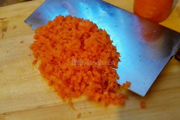 胡萝卜猪肉馅水饺的做法图解2