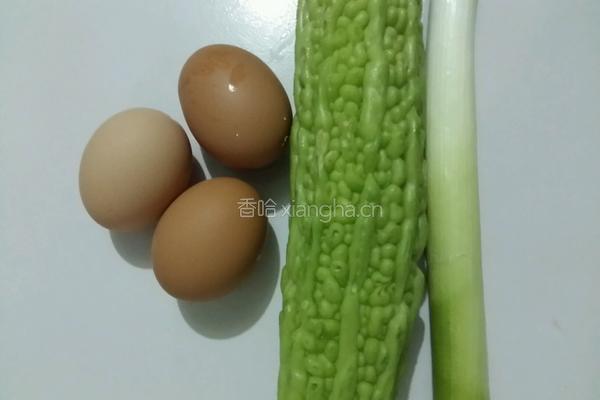苦瓜炒鸡蛋的做法图解1