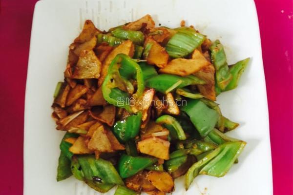 土豆片炒辣椒的做法图解5