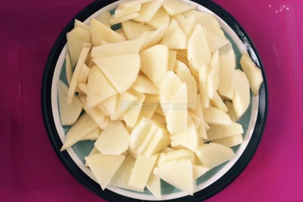 土豆片炒辣椒的做法图解1