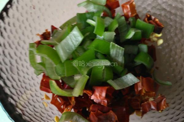 腐竹拌芹菜的做法图解2