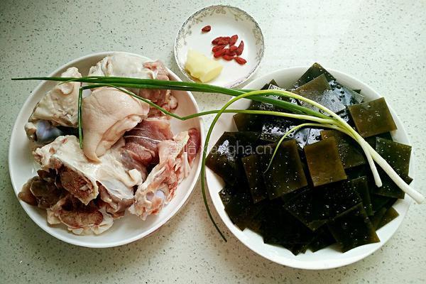 筒子骨海带汤的做法图解1