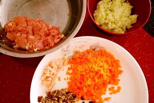 胡萝卜木耳香菇角瓜猪肉饺子馅的做法图解4